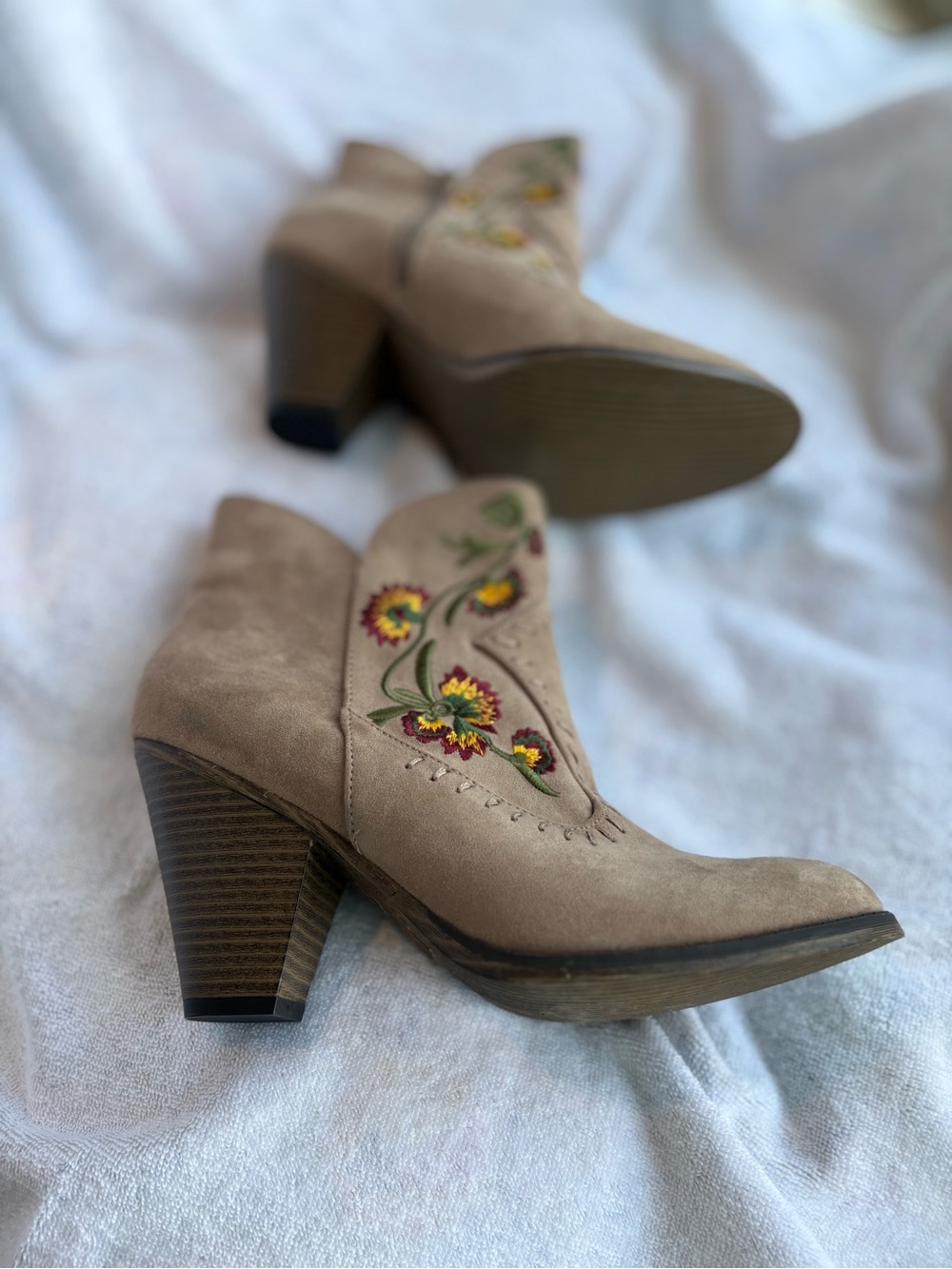 Embroidered Suede Ankle Boots - Taupe Zipper Size 9 low heel - Picture 7 of 11